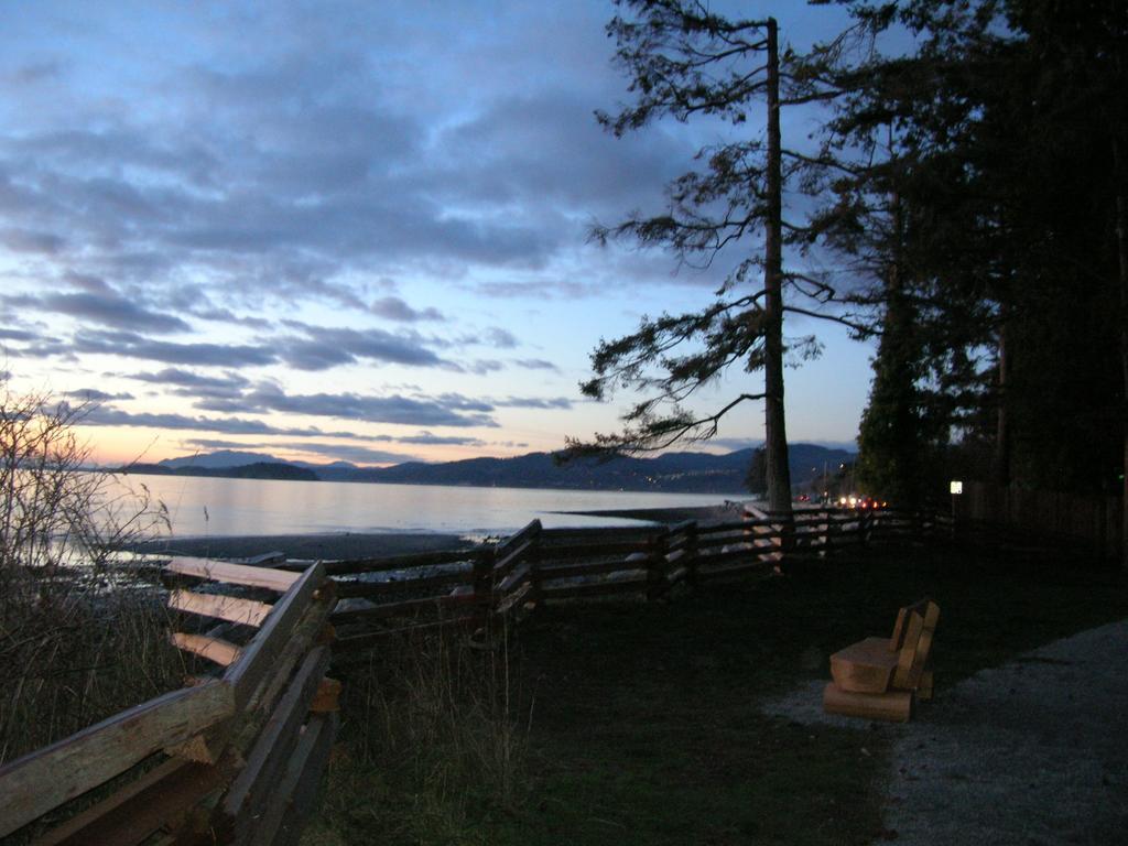 Davis Bay Bed & Breakfast Sechelt Bagian luar foto
